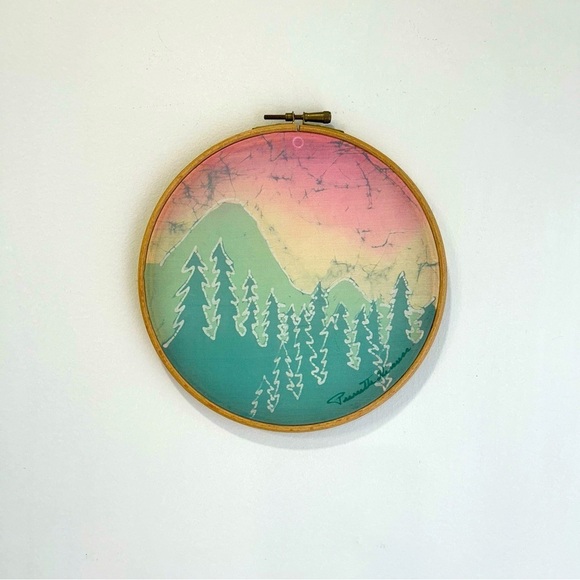 Signed Hand painted silk embroidery silk art on wood hoop 7” - Picture 7 of 8